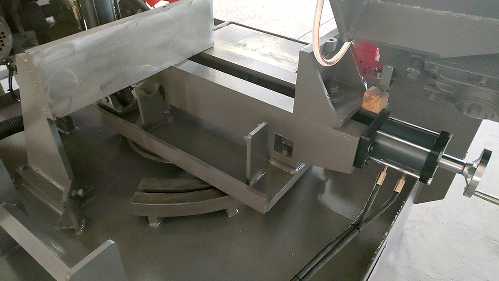 轉角（jiǎo）鋸床